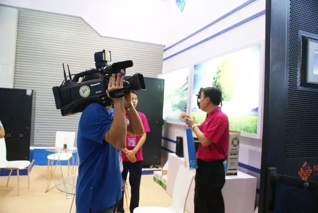 广东电视台在米兰体育展厅拍摄报道